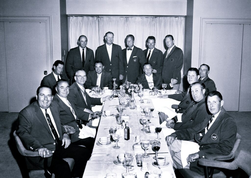 Champions Dinner 1958 – Von links unten im Uhrzeigersinn: Claude Harmon, Gene Sarazen, Clifford Roberts, cary Middlecoff, Sam Snead, Doug Ford, Byron Nelson, Jimmy Demaret, Bobby Jones, Jack Burke, Jr., Craig Wood, Ben Hogan, Horton Smith, Herman Keiser und Henry Picard 