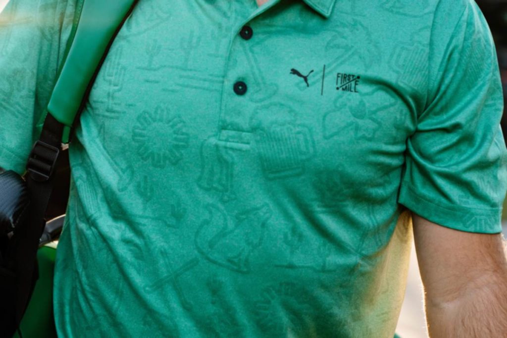 Ein aus recyceltem Plastikmüll produziertes Poloshirt der First Mile Kollektion Waste Management Open. 