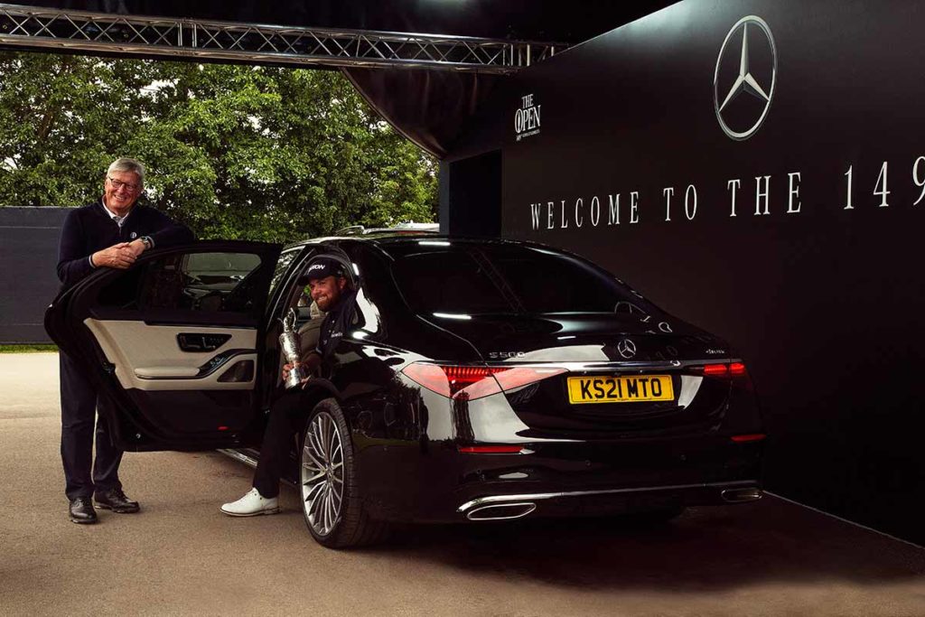 Martin Slumbers, Chief Executive des R&A (l.) begrüßt den aktuellen Champion Golfer of the Year Shane Lowry beim Return of the Claret Jug.