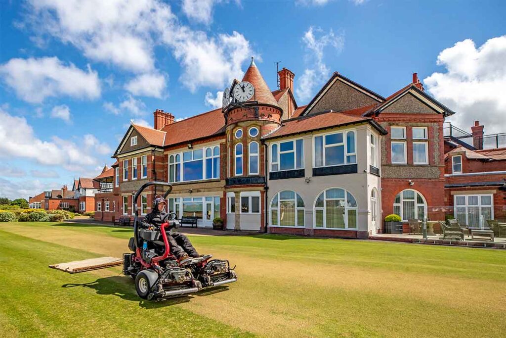 Imposantes, historisches Venue: Das Clubhaus des Royal Liverpool Golf Clubs in Hoylake mit Gründungsjahr 1869 (Foto: picture-alliance)