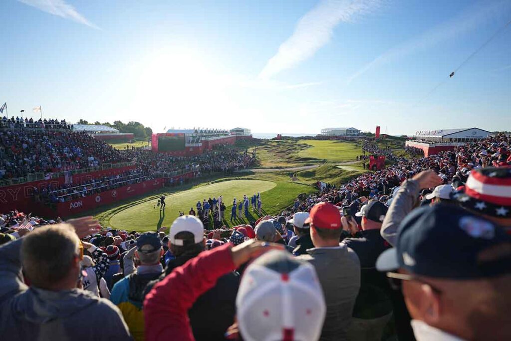 Faszination Ryder Cup: Wie schon in Whistling Straits 2021 wird auch in diesem Jahr die Spannung am ersten Loch des Marco Simone Golf & Country Clubs bei Fans und Spielern zum Greifen nahe sein (Foto: picture-alliance)