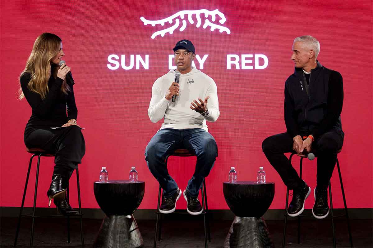 Sun Day Red Präsentation im Vorfeld des Genesis Invitational: Tiger Woods mit Erin Andrews (l.) und David Abeles, CEO und Präsident TaylorMade (Foto: picture-alliance)