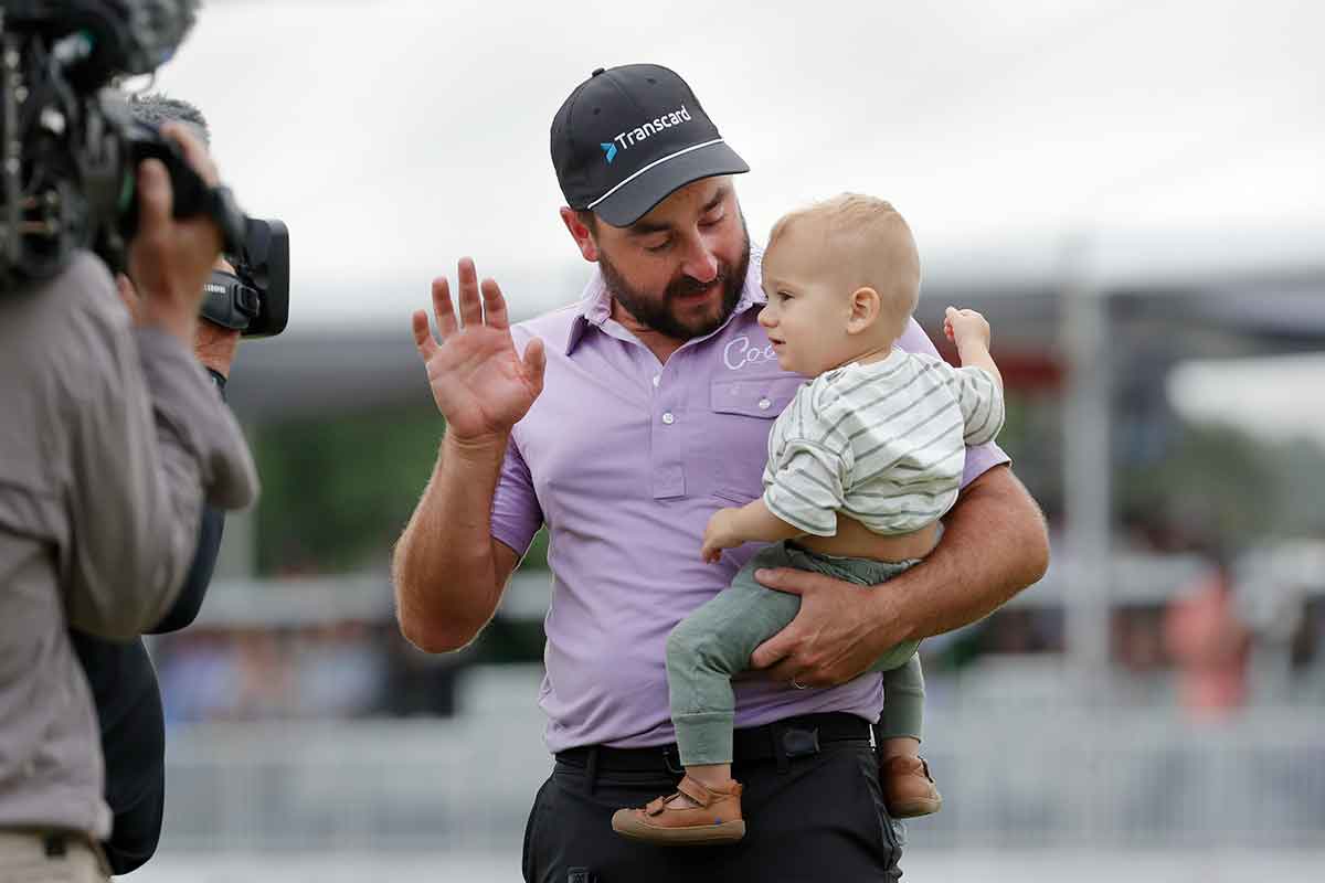 Stephan Jäger mit Sohn Harrison Fritz nach seinem Sieg bei der Texas Children's Houston Open 2024 (Foto: picture-alliance)