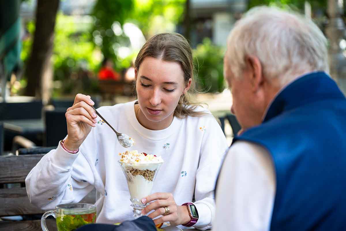 Alexandra Försterling mit GOLF-TIME-Redakteur Reinhold Schnupp im Café am Stuttgarter Platz: Den Tag mit einem Müsli beginnen (Foto: Stefan von Stengel)