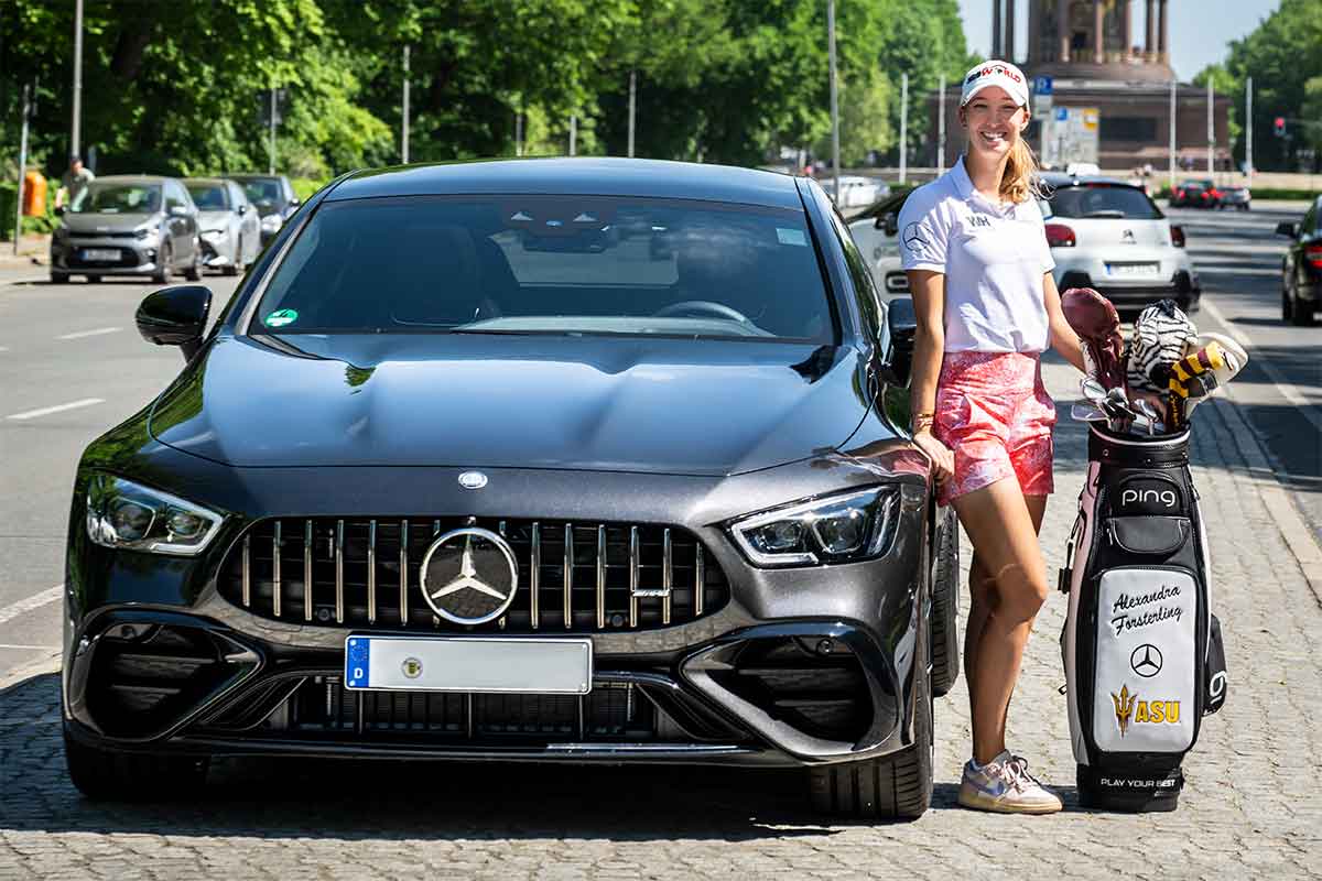 Neue Mercedes-Benz Markenbotschafterin: Alexandra Försterling mit ihrem Mercedes-AMG GT 53 4MATIC+ vor der Siegessäule in Berlin (Foto: Stefan von Stengel)