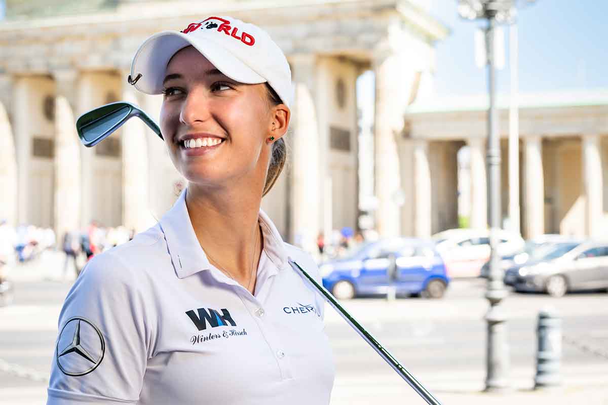 Zwischenstopp am Wahrzeichen Berlins: Alexandra Försterling vor dem Brandenburger Tor (Foto: Stefan von Stengel)