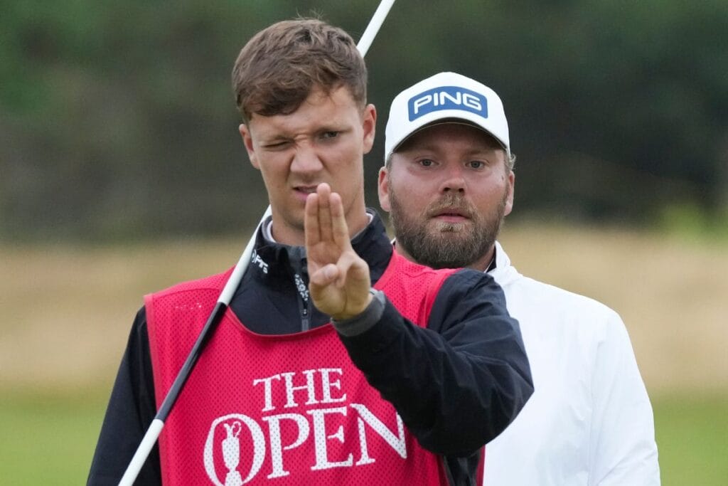 Daniel Brown und sein Caddie sicherten sich die Führung zum Auftakt der Open Championship 2024 (Foto: Picture Alliance)