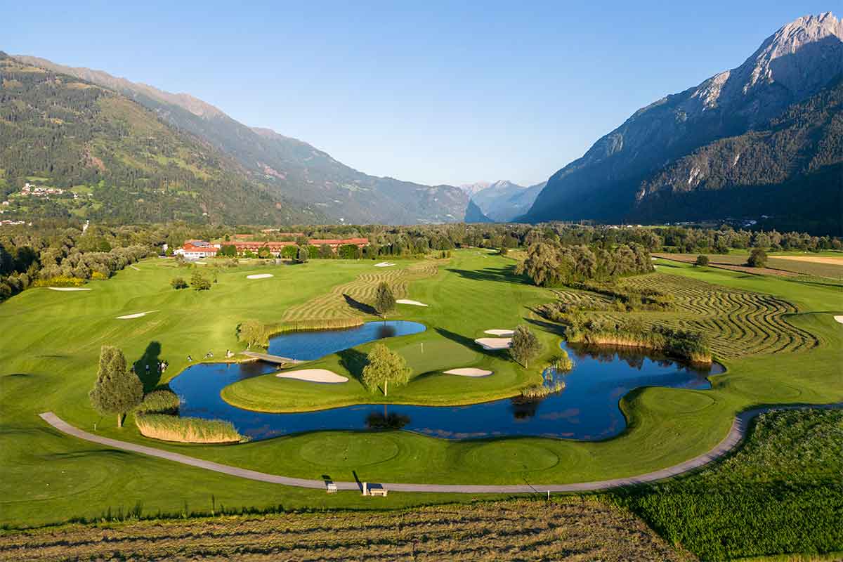 Traumhafte Lage inmitten der Tiroler Bergwelt: The Dolomitengolf Resort