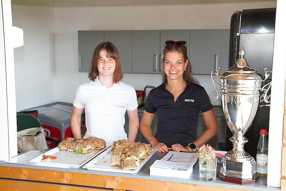 PING Deutsche Puttliga by VICE Golf 2024, Regionalfinale Nord im GC Hardenberg: Check-in bei Anna (l.) und Solveigh