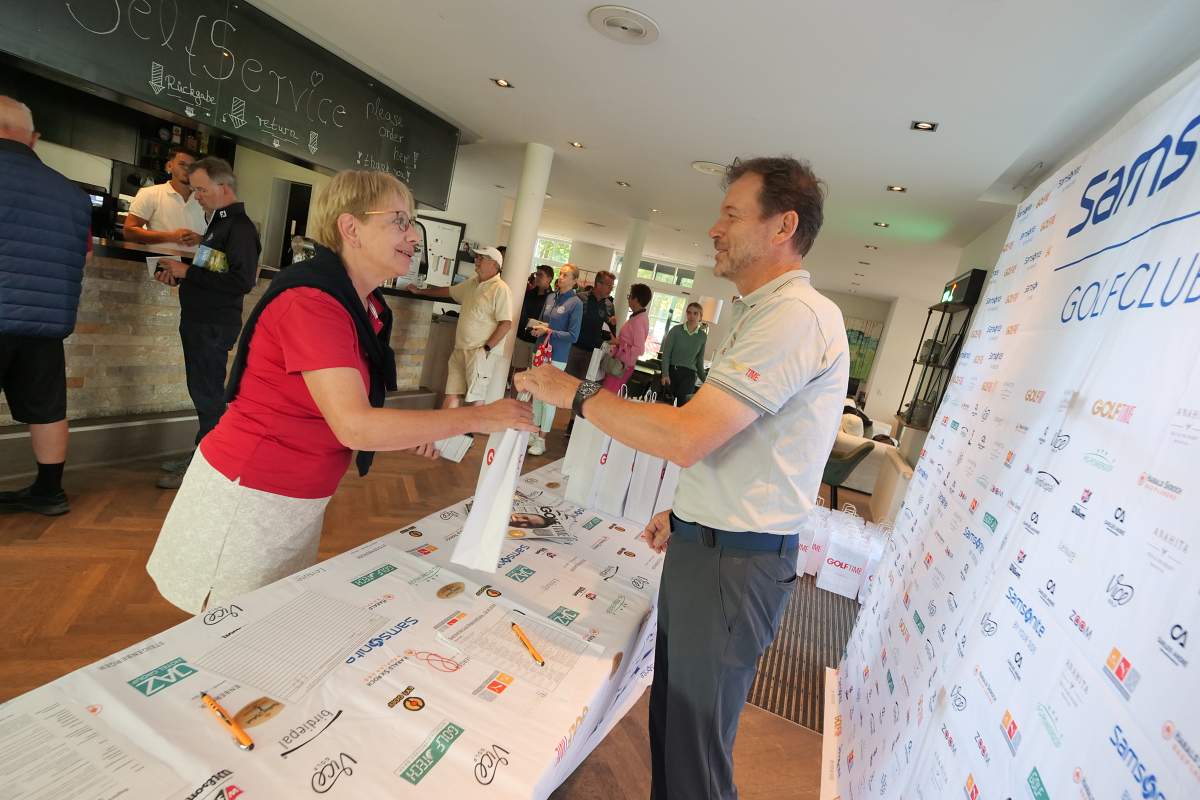 SAMSONITE Golf Club Tour 2024, Regionalfinale West im Golf International Moyland: Check-in und Ausgabe der Startgeschenke durch Walter (Team GOLF TIME)