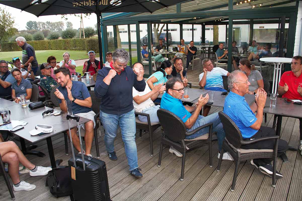 SAMSONITE Golf Club Tour 2024: Claudia Otte freut sich über den Bruttosieg der Damen beim Regionalfinale West im Golf International Moyland